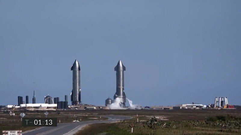 Starship SN9 и Starship SN10 на стартовых позициях