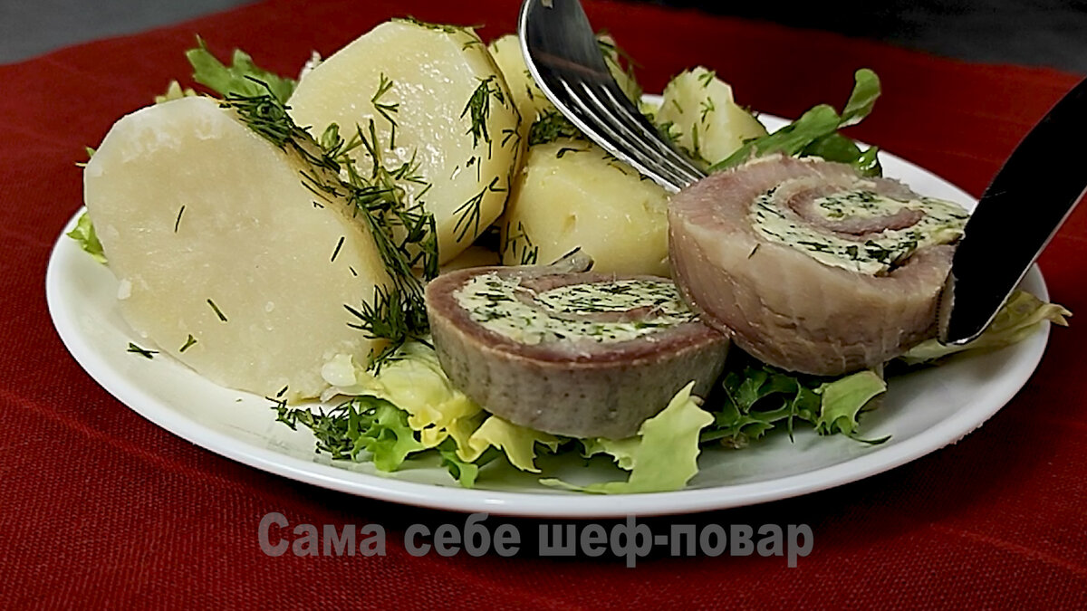 Рецепт совсем не сложный, но получается оригинально и вкусно. Такую селедку можно приготовить не только для семейного ужина, но и для праздничного застолья. 