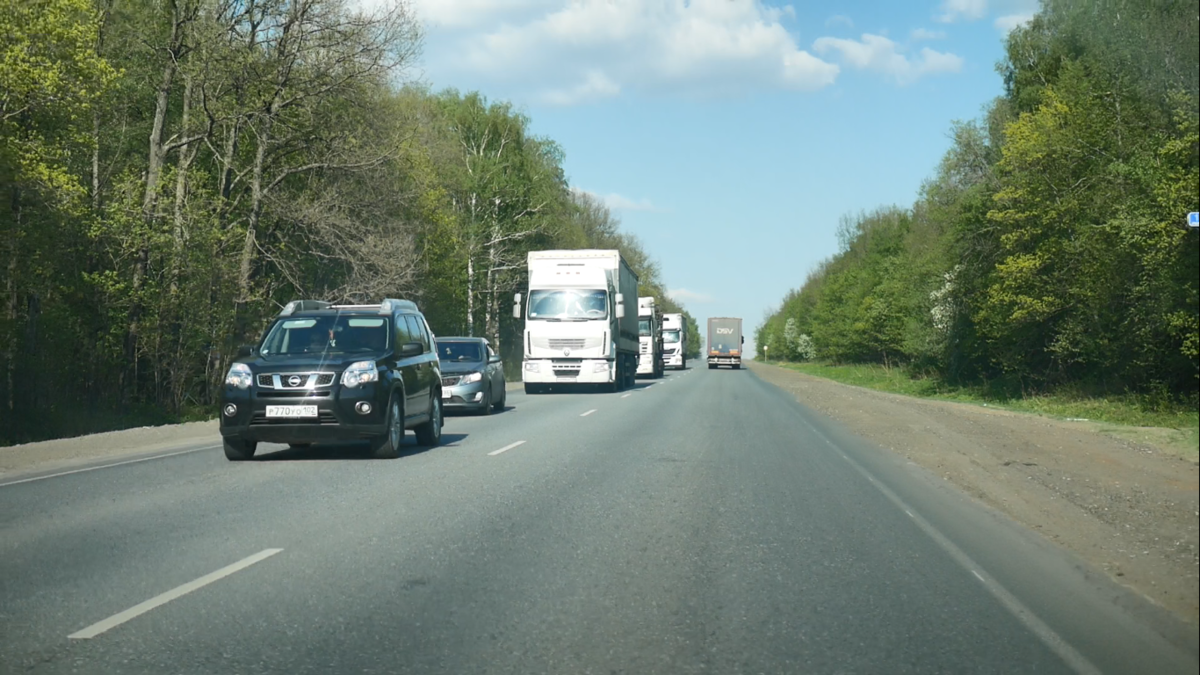 Фуры едут одна за другой. Втиснутся между ними не реально