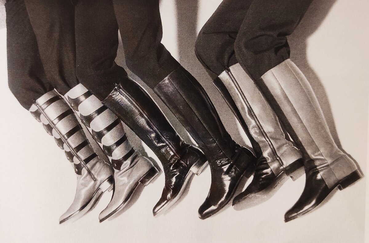 Двухцветные сапоги для верховой езды с заправленными брюками в стиле казаков. Модели Pierre Cardin, 1972 г.