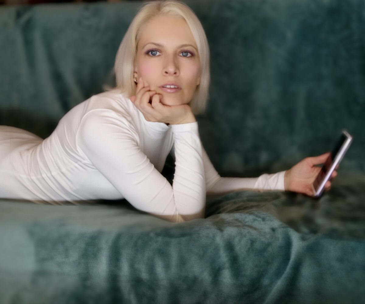 Эта поза более правильная для чтения гаджетов