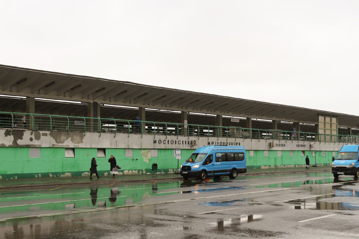 Так станция выглядит с улицы Хлобыстова. 