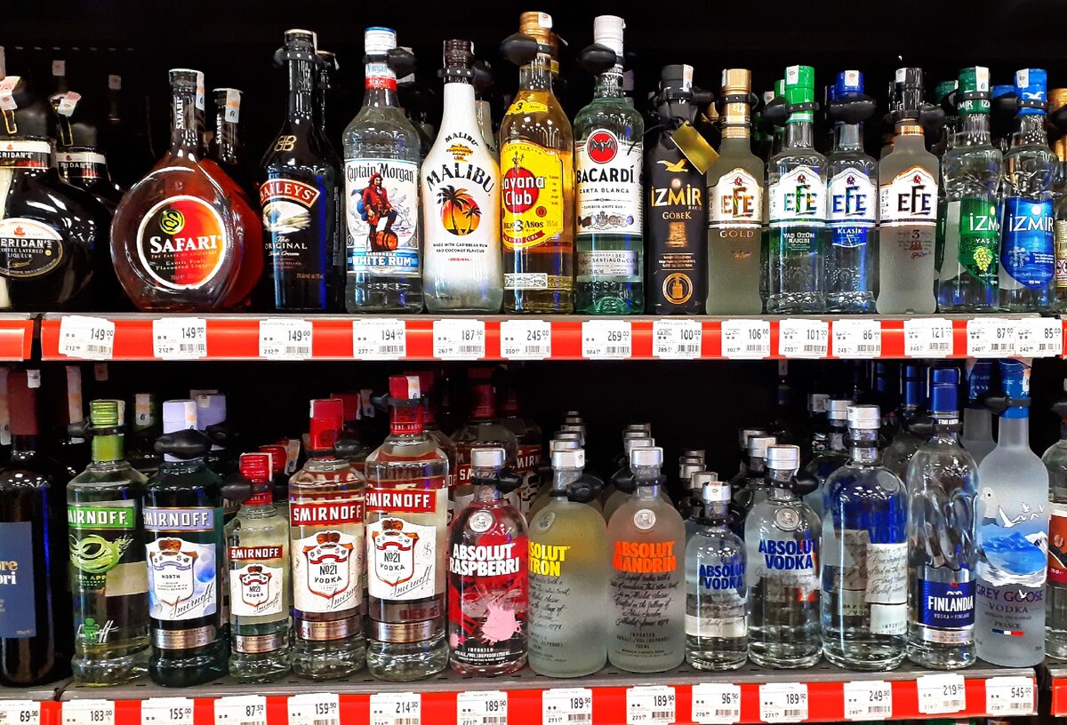 Сколько стоит алкогольный напиток. Импортный алкоголь. Алкоголь в Турции. Турецкий алкогольный напиток. Импортный алкоголь в Турции.