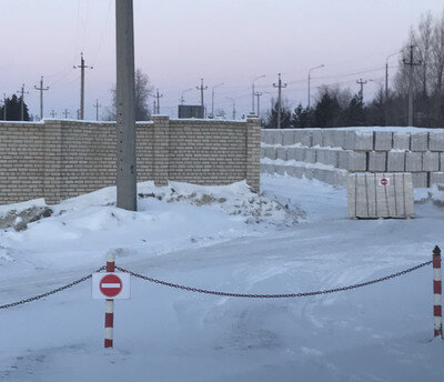 Заграждение для проезда на захваченной территории