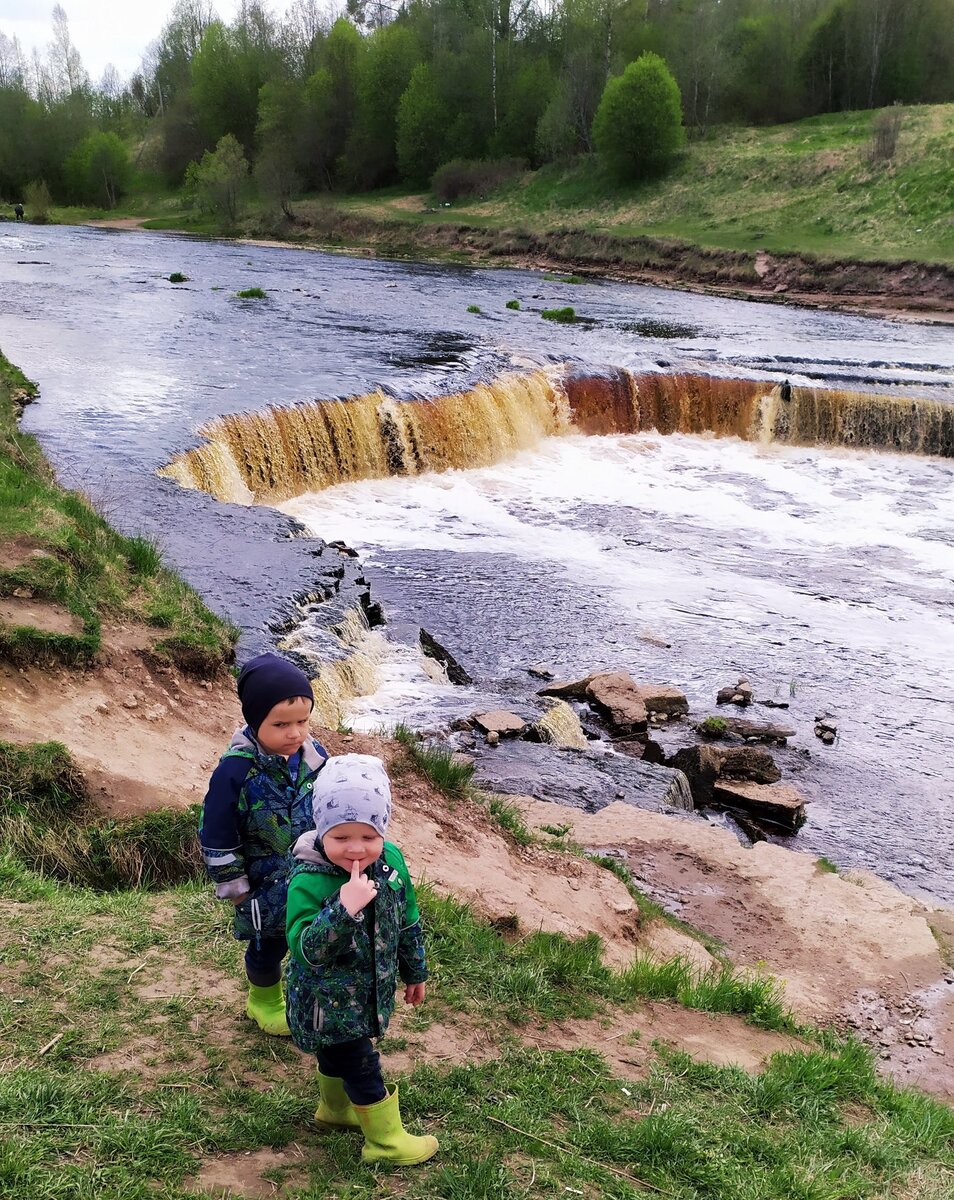 В будние дни водопад безлюден.