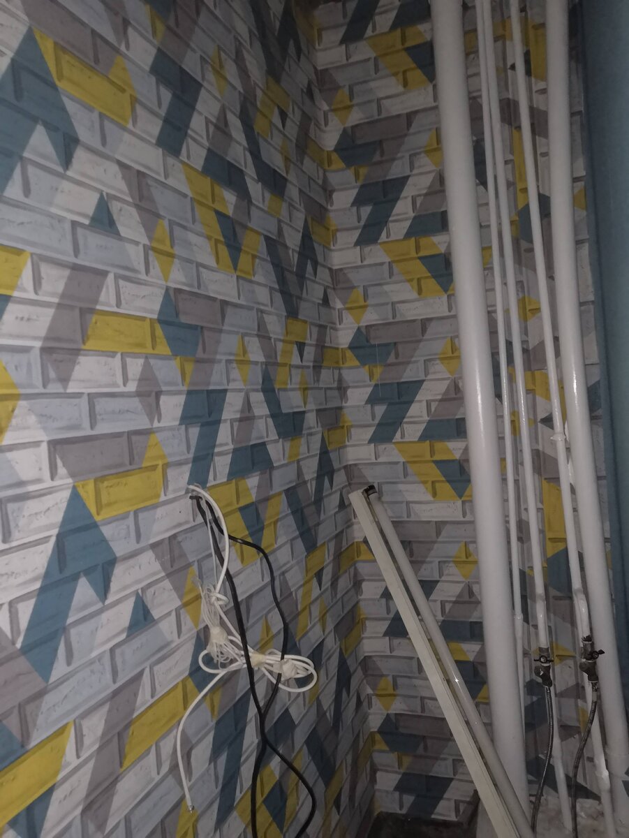 В том месте где расположены провода, просверлено отверстие в подъезд к электрощитку, оттуда я взял напряжение и землю для розетки.