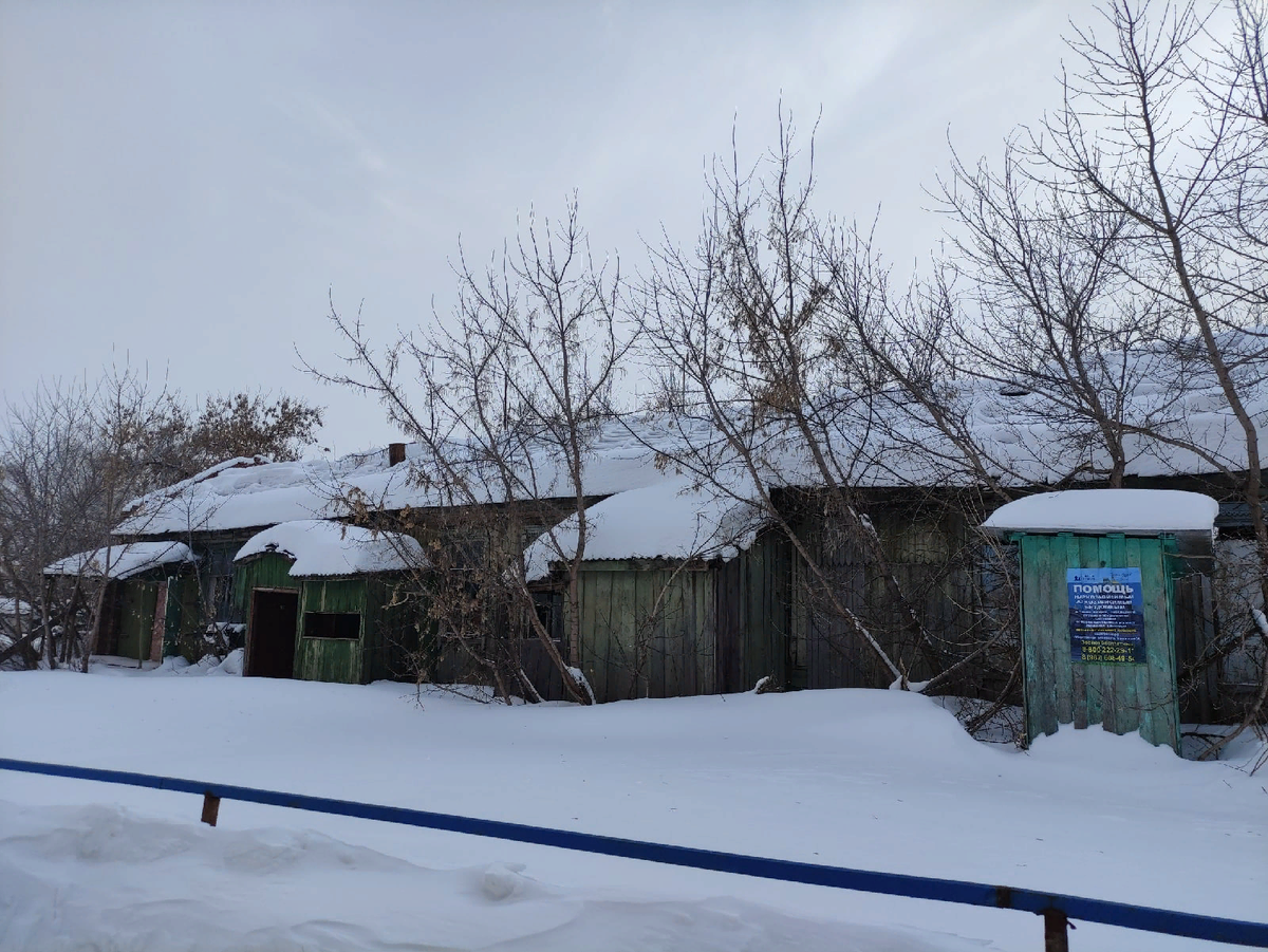 Рядом с этим домом стоял другой, точно такой же