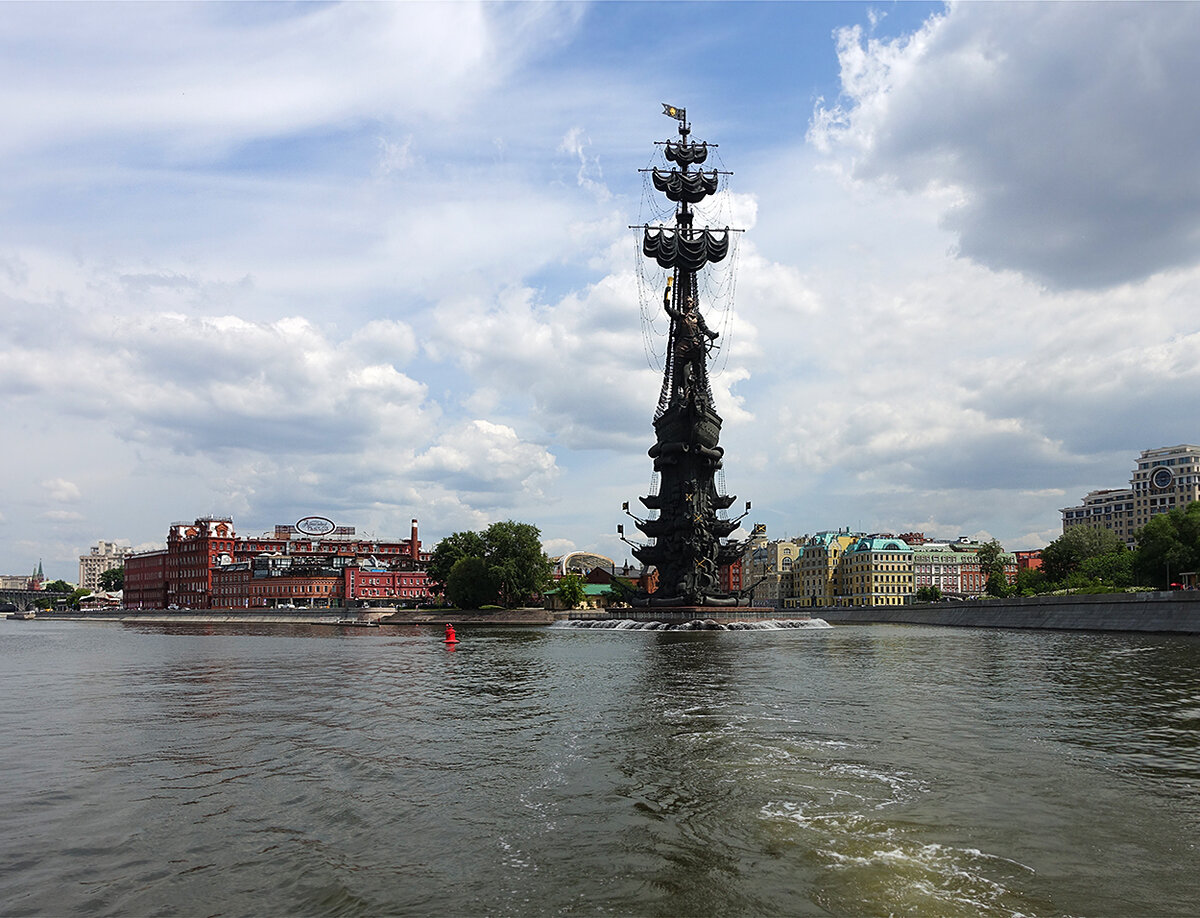 Статуя «В ознаменование 300-летия российского флота», слева - наш временный причал