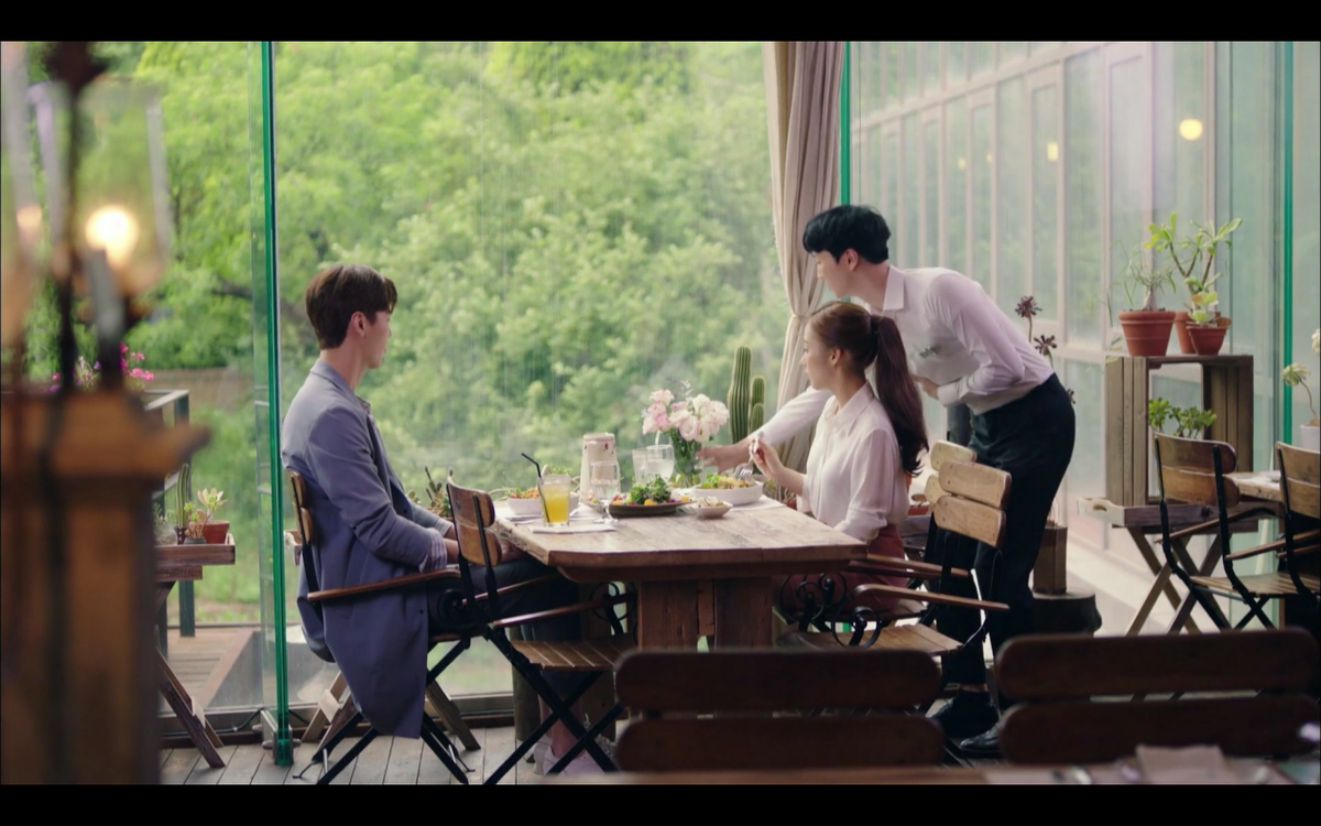 Красивый интерьер  освещение и много зелени