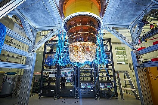 Sycamore — название квантового процессора Google, состоящего из 54 кубит. В 2019 году Sycamore выполнил за 200 секунд задание, на которое, согласно сведениям Nature, современному суперкомпьютеру нужно 10 тысяч лет. Таким образом, Google утверждает, что достиг квантового преимущества.(WiKi)