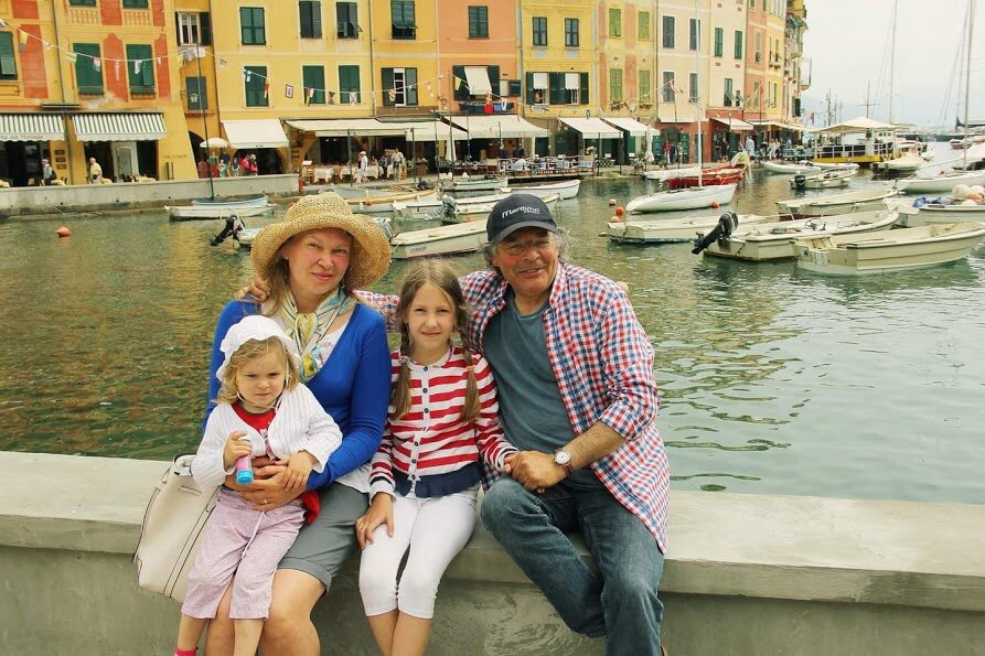Энцо с супругой Алисой и младшими дочками Меланьей и Ливией в Портофино (Лигурия)