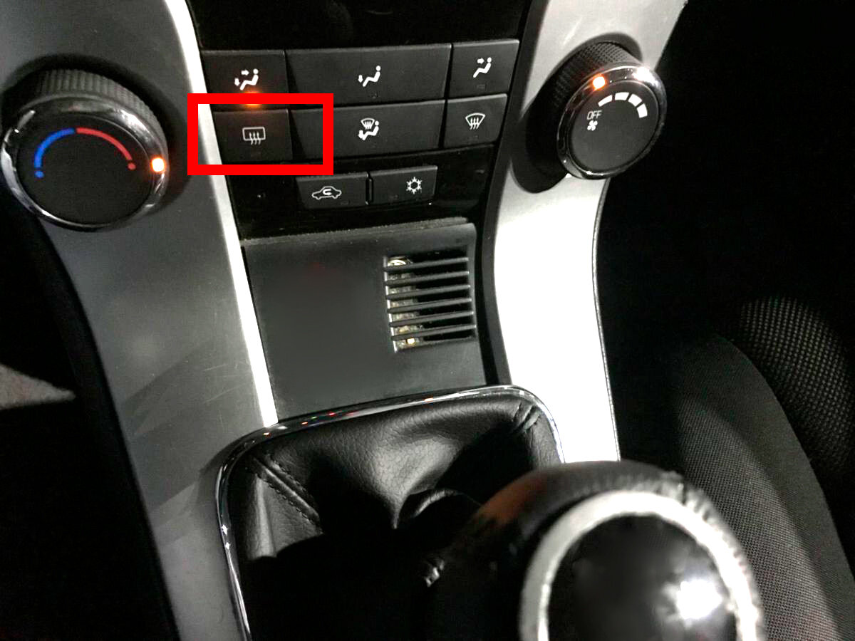 Кнопка включения обогрева заднего стекла и боковых зеркал.