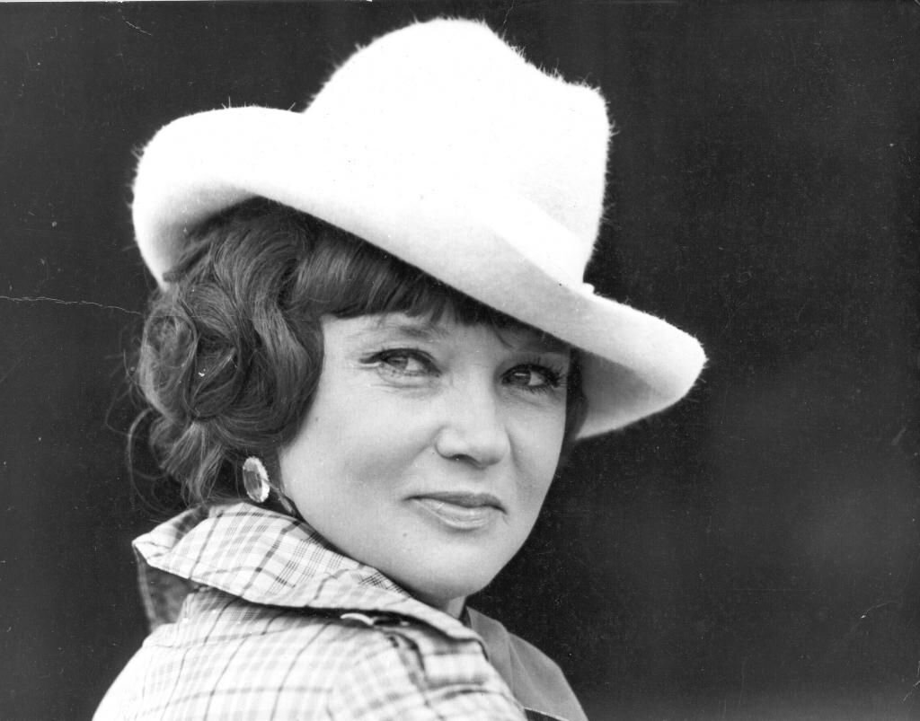 Картинка взята из сервиса яндекс картинки. Людмила Гурченко