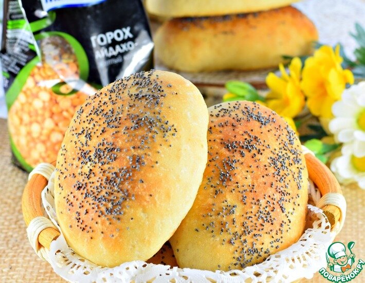 Многие согласятся, вкуснее пирожков, что пекли наши бабушки, не было. Всегда такие уютные, домашние, душистые. Они словно излучали тепло и нежность бабулиных рук. Какое-то спокойствие и умиротворение. А как моя бабушка это делала! Это же был особый ритуал: голову повязывала косынкой, специальной, "для пекуш", надевала чистый фартук, выгоняла всех из кухни и начиналось действо... Разрешите предложить вашему вниманию гороховые пирожки по рецепту моей любимой бабули. Заходите, угощайтесь!