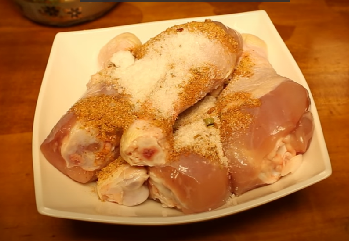 Голени промываем, добавляем полторы чайные ложки приправы для курицы и чайную ложку соли. И в этой смеси обмазываем полностью голени.