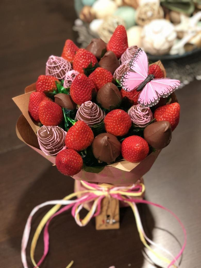 букет из клубники в упаковке