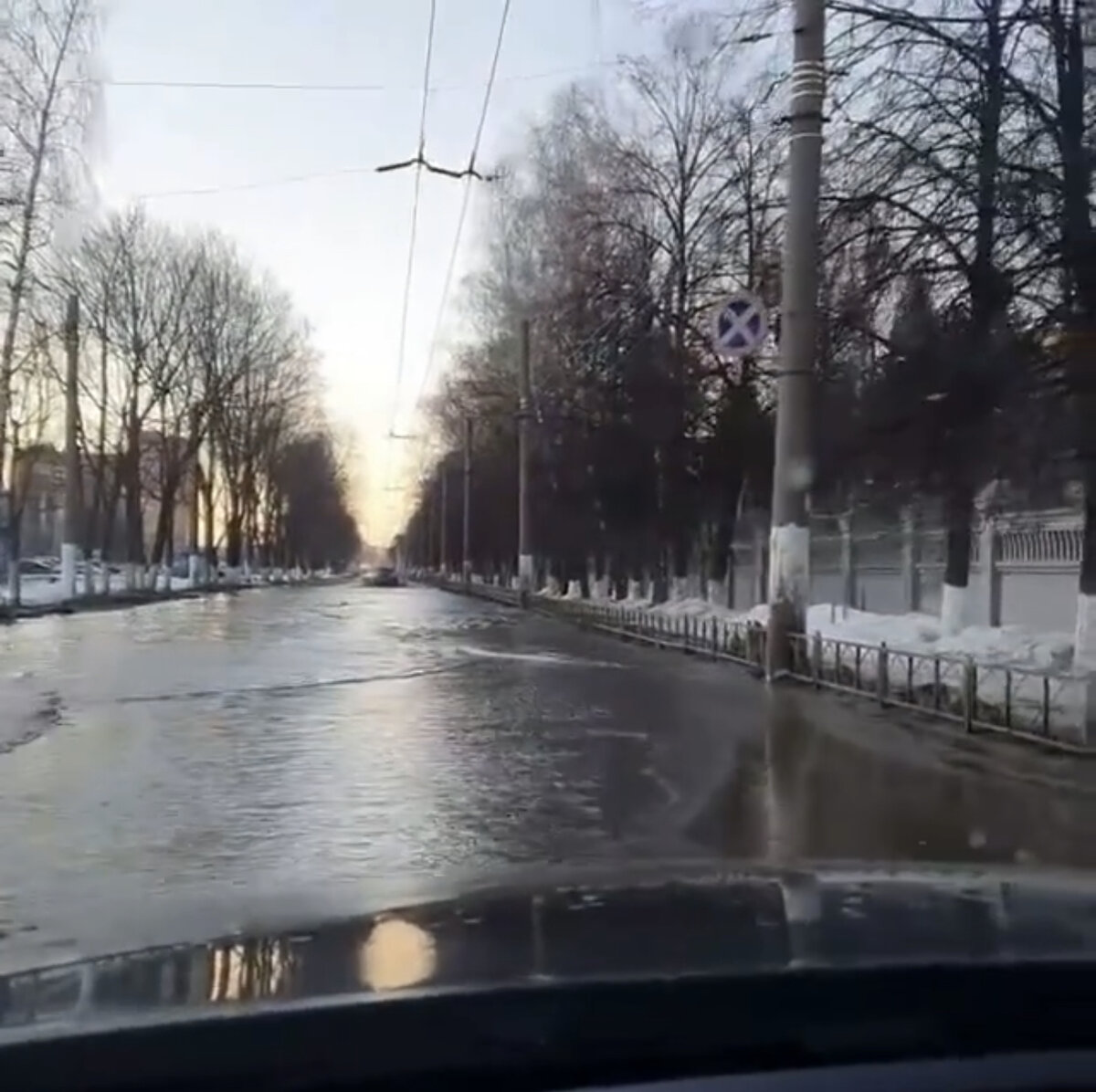 Весной половодье наступает в самом городе. На фото автомобильная дорога в Рязани