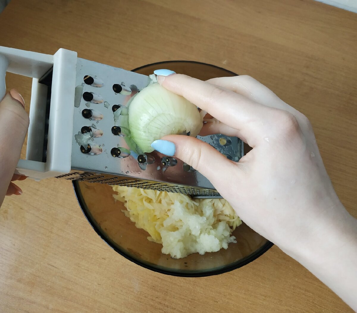 Натираем репчатый лук, либо очень мелко нарезаем.