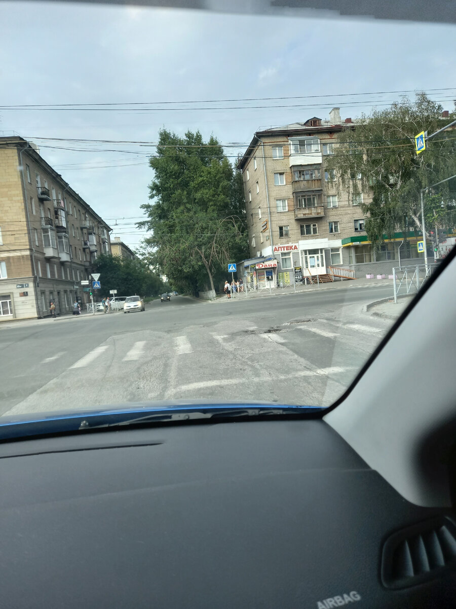 И такой "красоты" полно во всему городу((