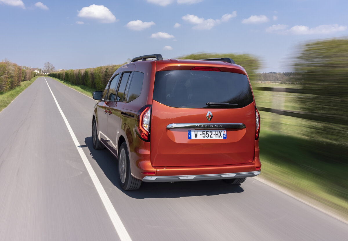 Задняя дверь просто огромна!