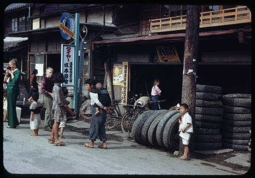 Фото: Flickr. Япония, 1950 год. Магазин продает подержанные покрышки