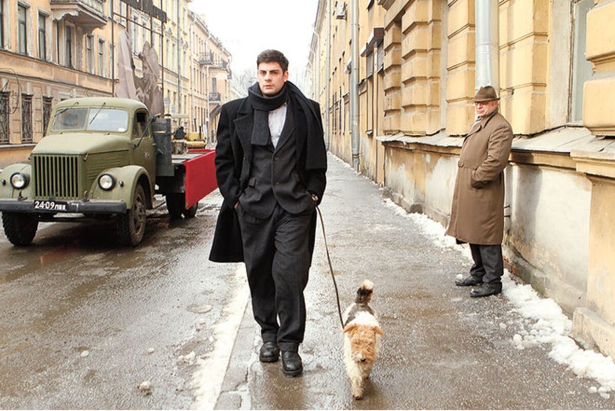 Кадр из художественного фильма о Сергее Довлатове (не помню, как называется). Всё вокруг такое-советское-советское, а он такой заграничный-заграничный... Стильный!