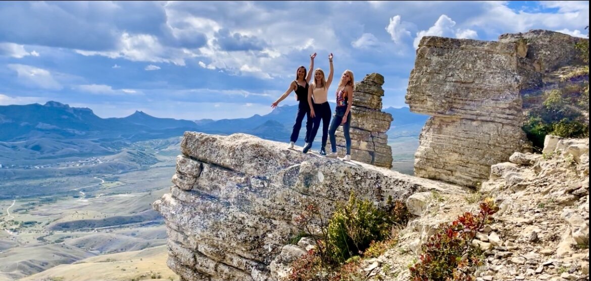 Девушки на скале в Крыму 