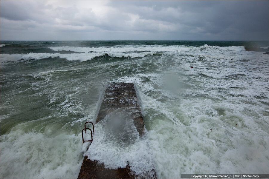 Смыло в море