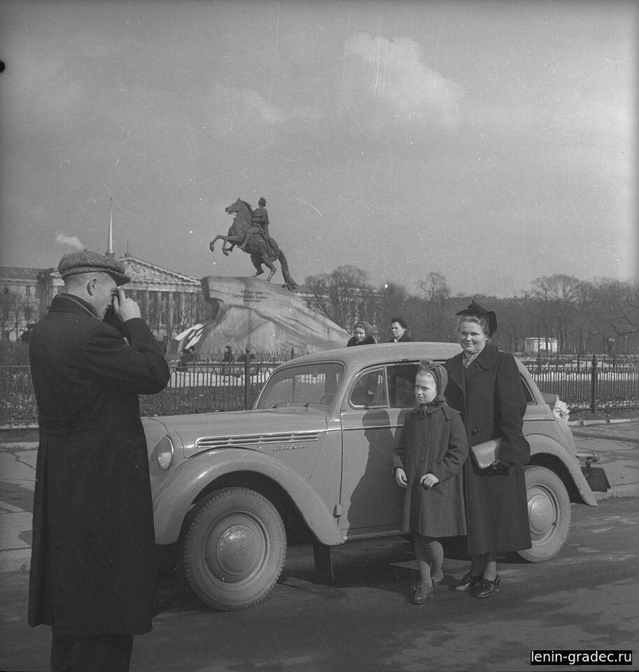 «Москвич» на фоне Петра, Ленинград, 1950-е. Фото: Евгений Халдей.