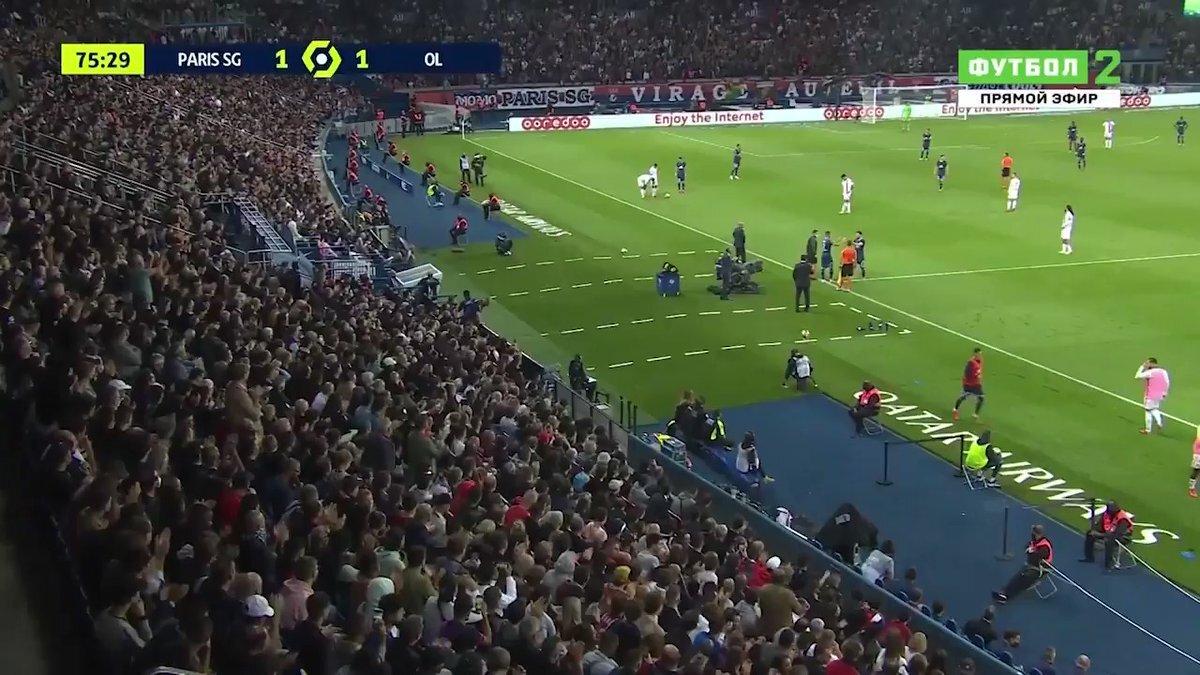 Момент замены Месси при многотысячной толпе фанатов