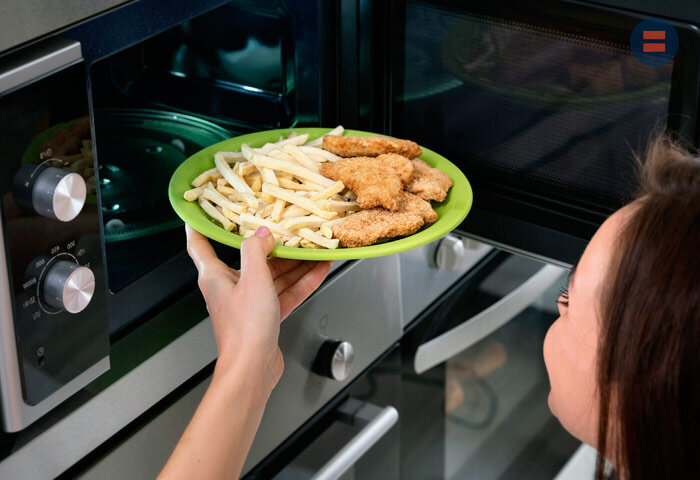 Еда в микроволновке становится более сухой и пресной