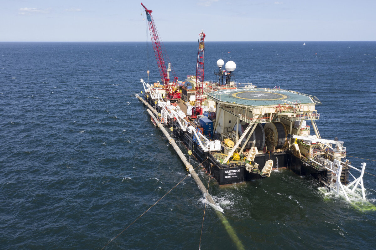 Баржа Фортуна совершает завершающий стык труб МГП "Северный поток-2". Источник: Яндекс.Картинки