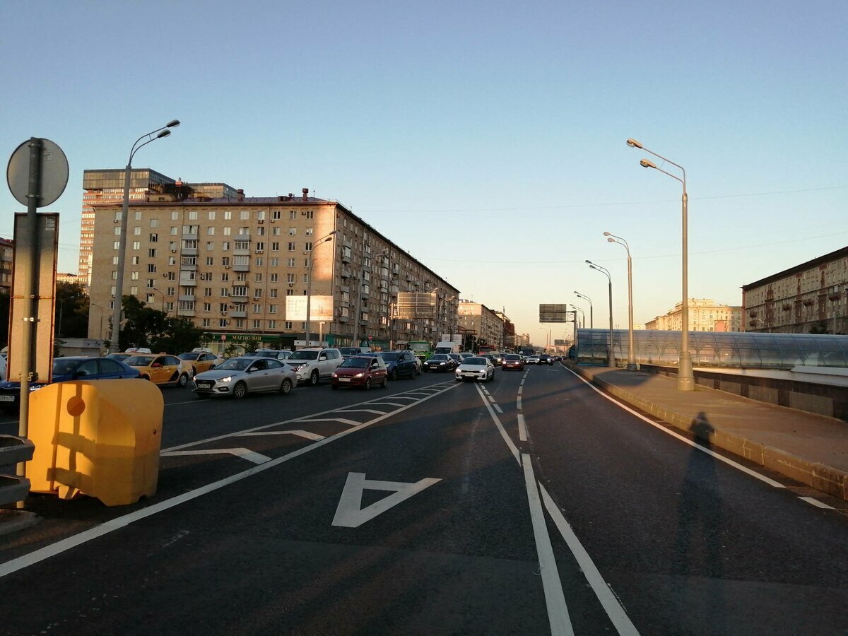 Фото сделано с моста, ведущего на Волоколамку. Вы можете видеть, что все автомобили просто стоят, уткнувшись в три полосы Ленинградки.