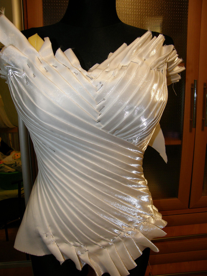 Этот полуфабрикат станет свадебным платьем. Какое оно будет? Остаётся догадываться. (Фото из свободного источника Интернет)