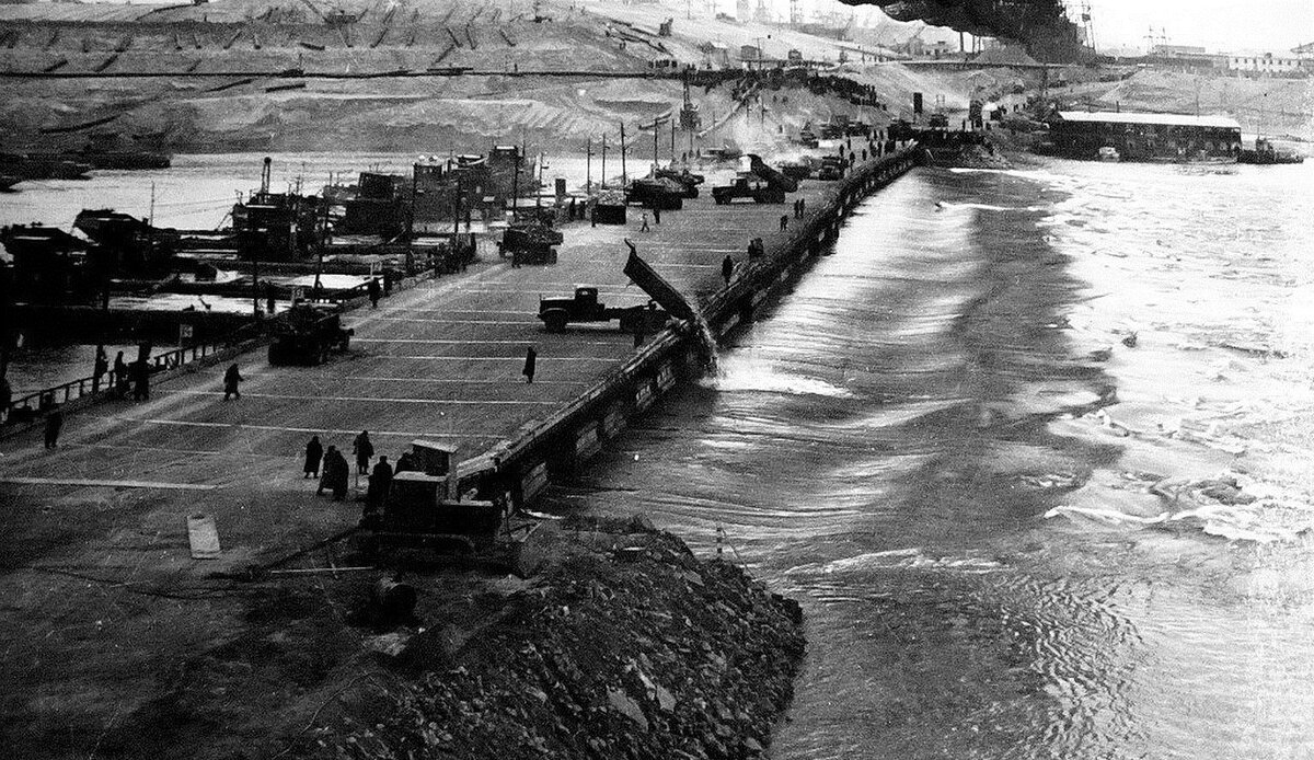 Перекрытие русла Волги (фото из открытых источников).