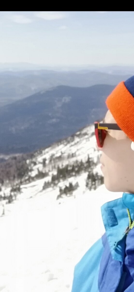 Фрирайд что это? 
Это непередаваемые ощущение абсолютной свободы, чувство, что ты один во всей вселенной.
У тебя как будто вырастают крылья
Восхитились? Я думаю, да)

А теперь о грустном, но не сильно растраиваемся, всему можно научиться.
И так, чтобы свободна кататься вне трассы нужно обладать определенными навыками
Во-первых в снегу очень легко "зарыться", так что потом оооочень долго будешь выбираться
Во-вторых первые шаги нужно совершать со знающим человеком трассу
В-третьих быть предельно внимательным и аккуратным, т.к могут быть скрытые ручьи или камни

Но поверте мне это того стоит.
Я желаю вам набраться силы, сноровки и смелости, чтобы вкусить чувство свободы