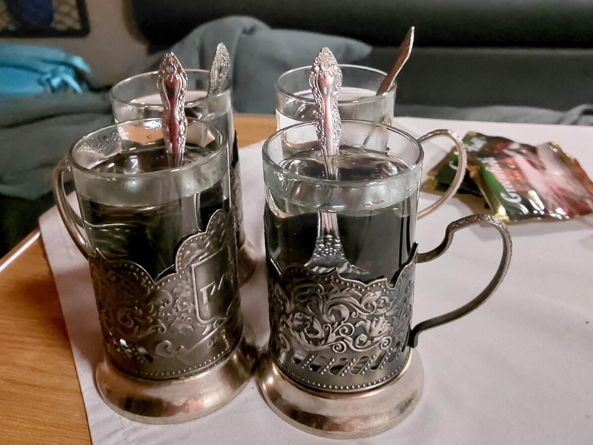 Поэтому на Дальнем Востоке пользовался популярностью тур, когда японцы посещали 2 города: Владивосток и Хабаровск. Японцы прилетали во Владивосток, знакомились с городом на протяжении двух дней, затем садились на поезд «Океан», ехали в Хабаровск и проводили там ещё два дня. Или наоборот, японцы прилетали в Хабаровск и ехали на поезде во Владивосток. И вот этой ночи в поезде «Океан», который идёт примерно 13 часов, для многих японцев более, чем достаточно. Можно ставить жирную галочку, что побывал на Транссибе.