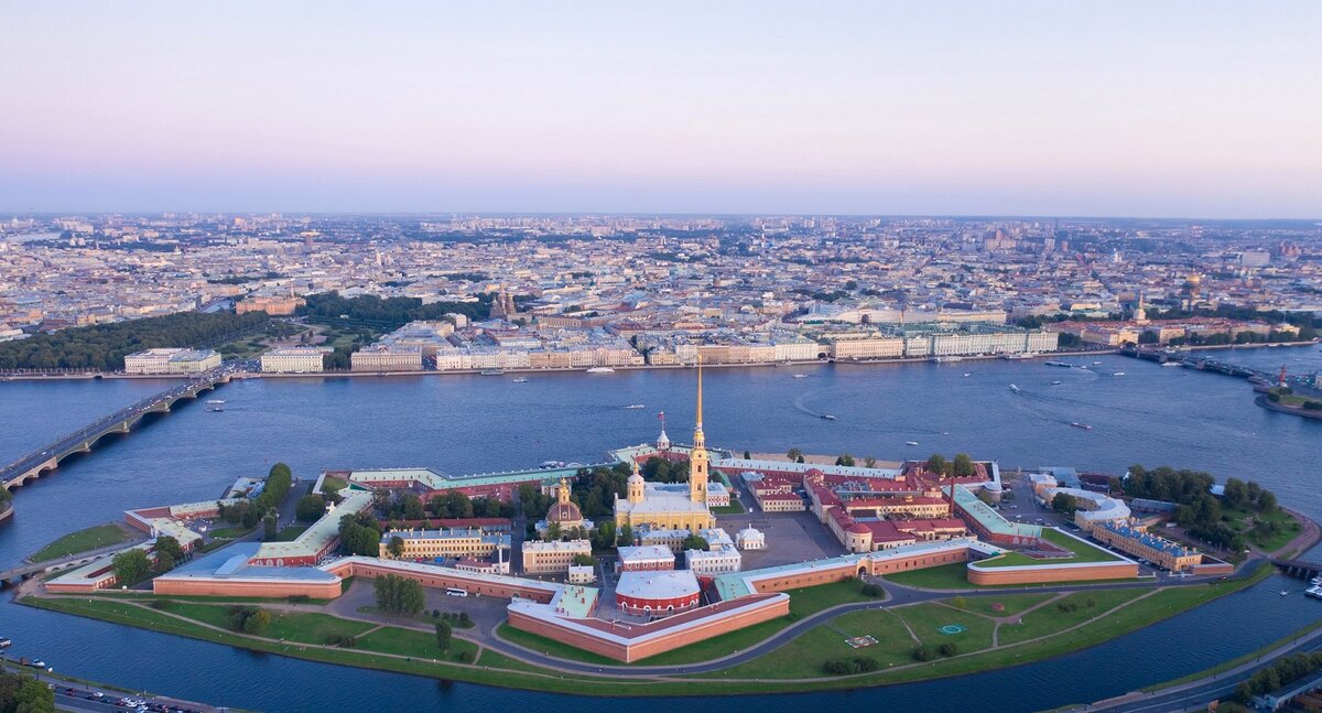 Петропавловская крепость вид с Кронверкского пролива
