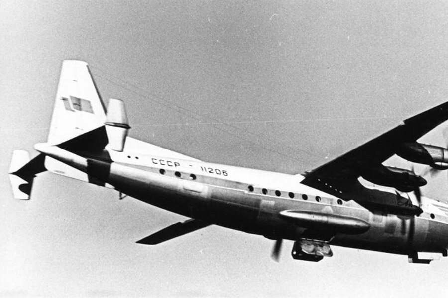 Шайбы на стабилизаторе Ан-10. Фото из открытых источников