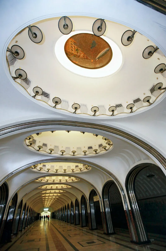Оформление станции метро "Маяковская" московского метрополитена, 1938г. В нише свода - одно из многочисленных мозаичных панно (в данном случае - с дирижаблем), выполненных по эскизам А. Дейнеки. АР-ДЕКО в советском исполнении. Фото взято из свободного доступа в интернете. Листайте галерею вправо.