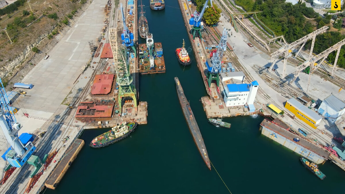 Транспортировка подлодки в сухой док на Северной стороне. Скриншот с канала - Индустриальный Канал