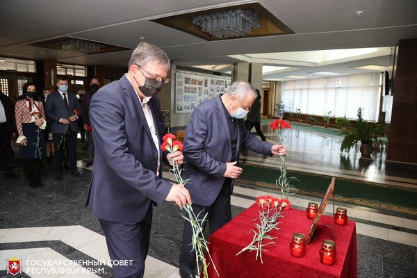 Е. Фикс и В. Бобков возлагают цветы к импровизированному мемориалу