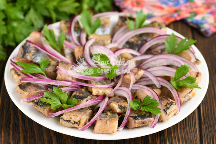 Салат из селедки с яблоками и луком