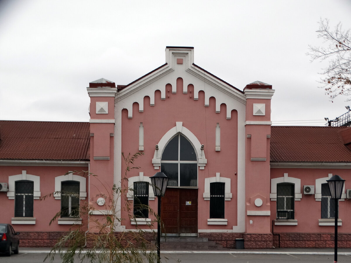 На юге Волгограда в Красноармейском районе находится железнодорожная станция Сарепта. Это одна из старейших станций в городе. Старейшей считается станция Волгоград I, основанная в 1862 году.