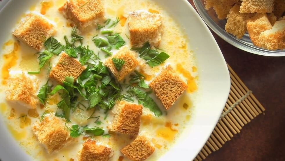 Сырный суп с гренками. Суп с плавленным сыром и сухариками. Сырный суп с курицей и сухариками. Суп с гренками и сыром.