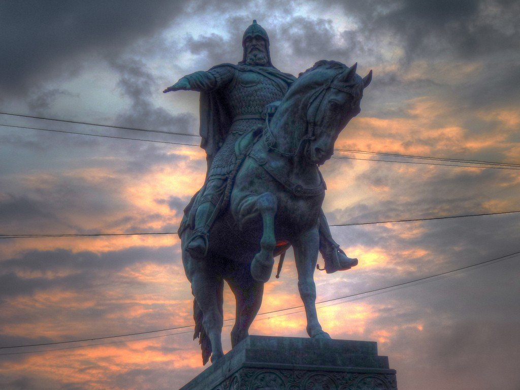 Юрий Владимирович Долгорукий памятник в Москве. Памятник Юрию Долгорукому. Памятник Юрию Долгорукову в Москве. Памятник князю Долгорукому Москва.