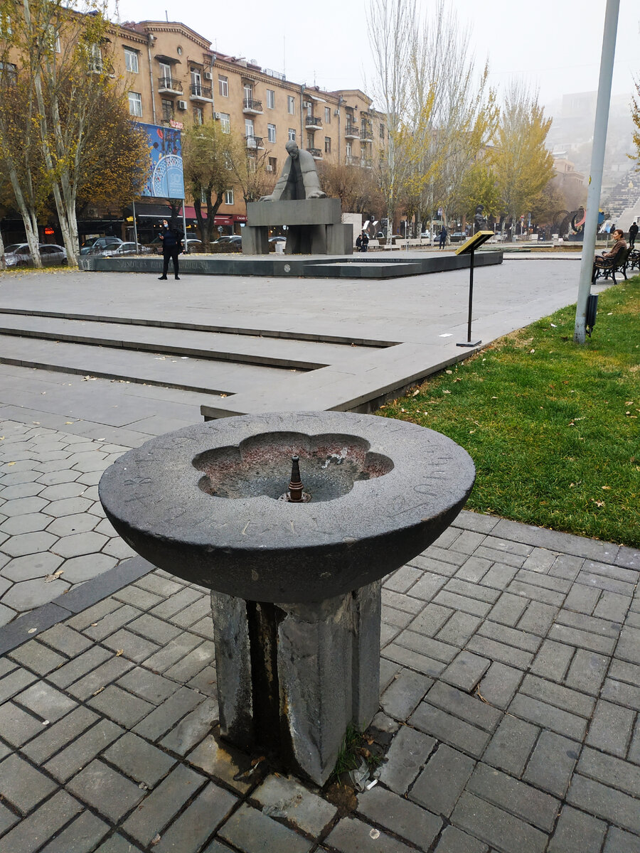 Сквер Таманяна, откуда берет начало комплекс. Памятник Таманяну, скульптор Арташес Овсепян. Авторское фото.