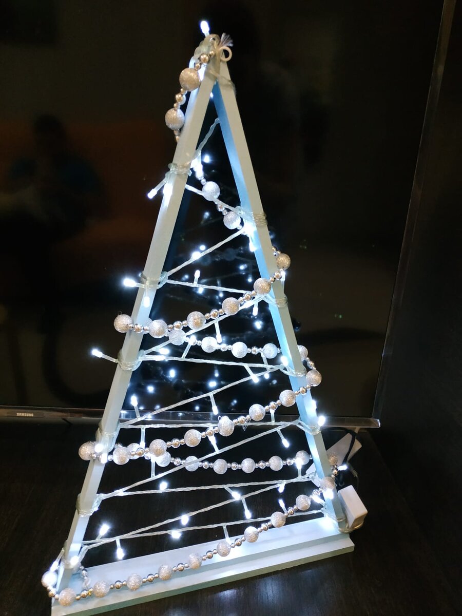 Наша первая елка из дерева.