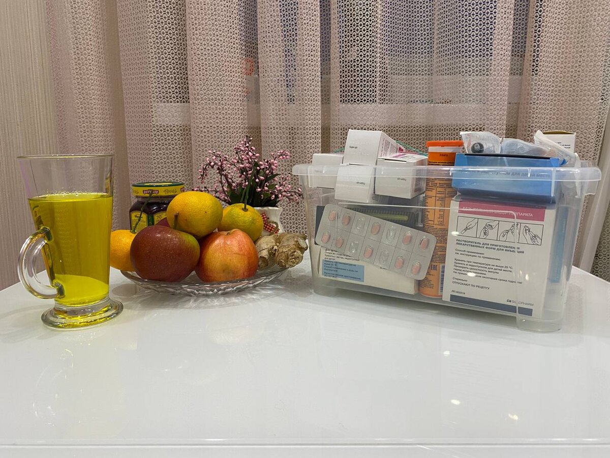 Это не аптечка, а лекарства которые ему назначил принимать доктор при данном заболевании