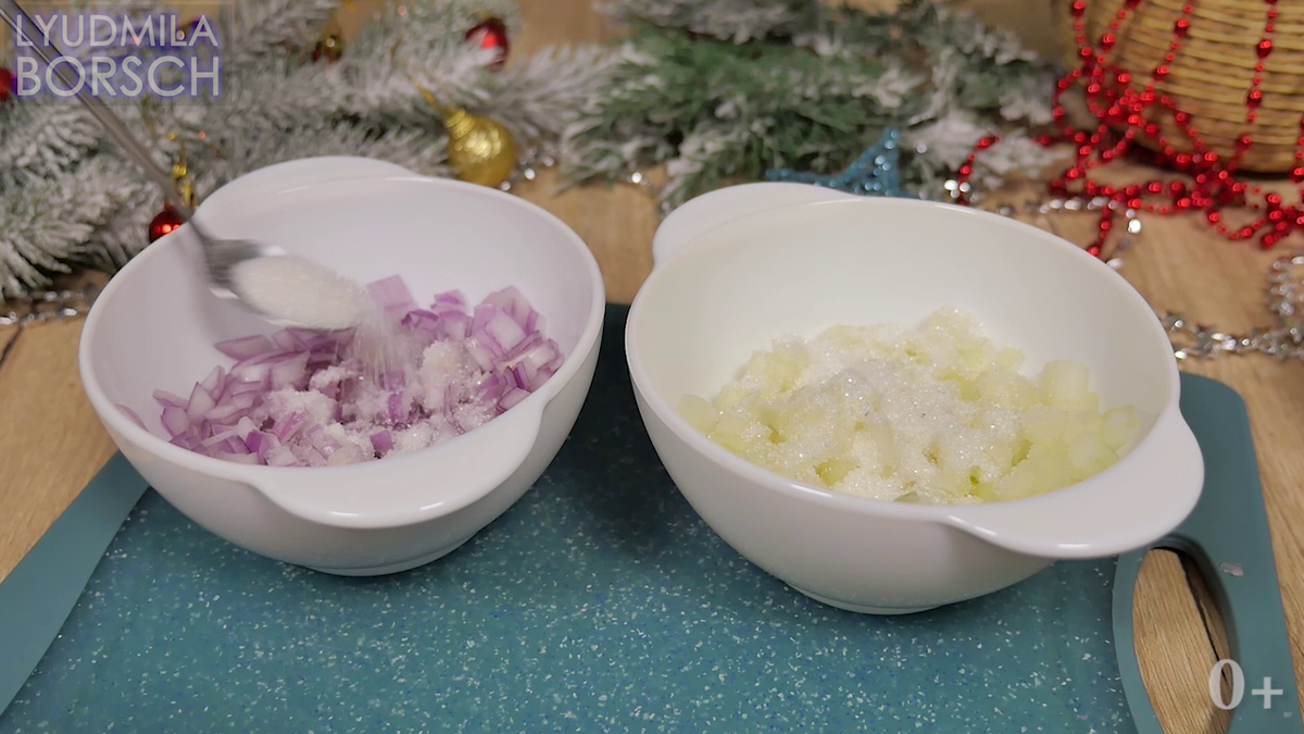 Обе луковицы, залитые кипятком, оставляем отдыхать на 15–20 минут